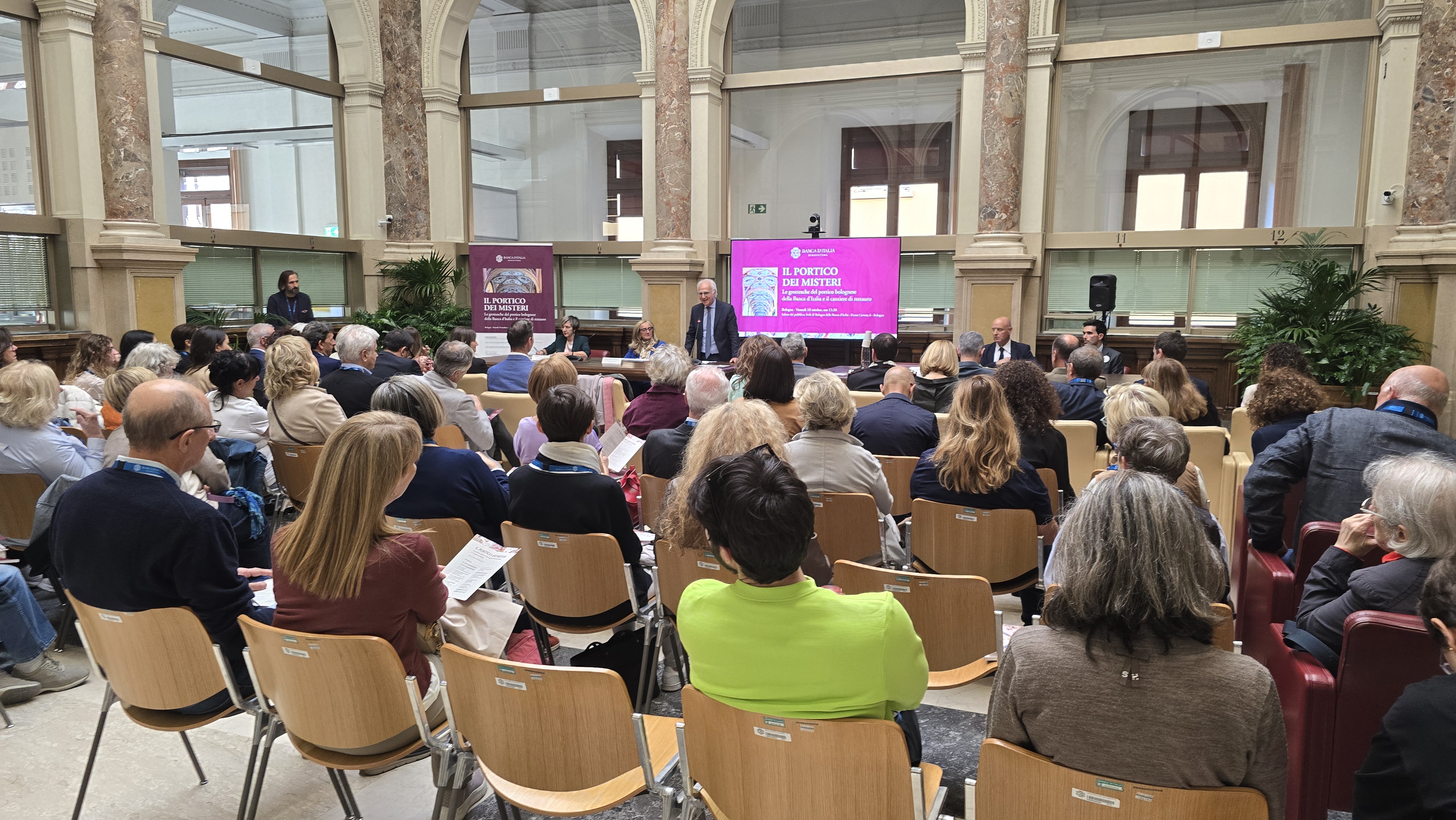 vista della sala gremita