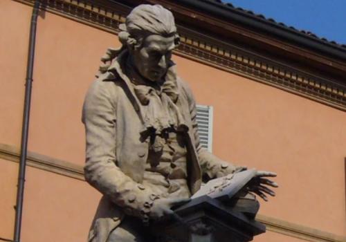 dettaglio della statua di Galvani