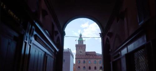 vista della torre dell'Arengo inquadrata da via Clavature