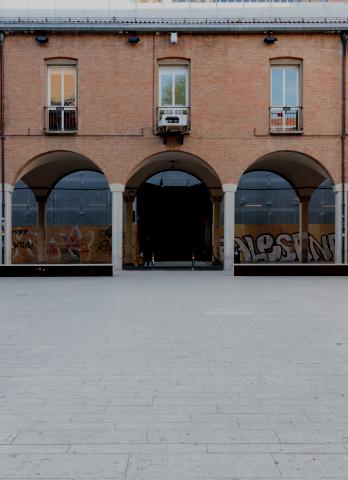 vista del segmento porticato di piazza scaravilli su via zamboni