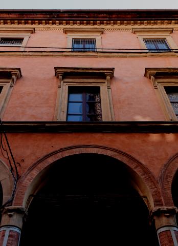 vista di sotto in su della facciata di palazzo fava