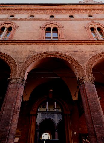 vista di sotto in su di palazzo ghisilardi sede del museo medievale