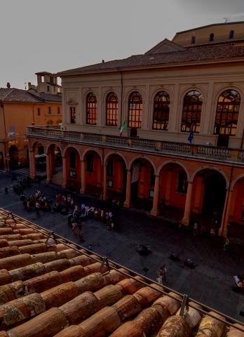 vista dall'alto della facciata del teatro comunale