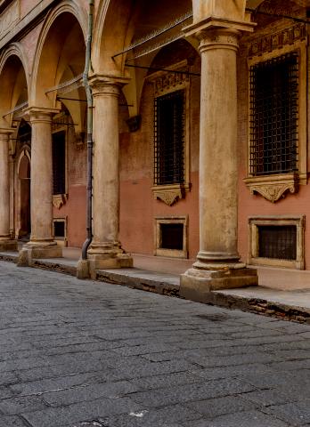 vista del portico di palazzo poggi su via zamboni