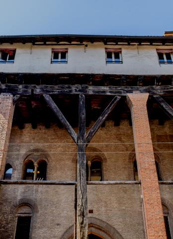 vista della facciata di palazzo isolani