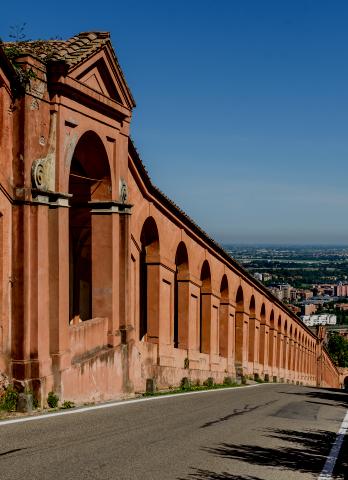 veduta del tratto collinare del portico di san luca di scorcio con Bologna sullo sfondo