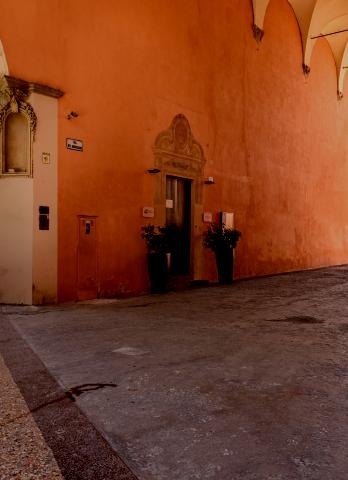 vista del portico del baraccano all'innesto col voltone