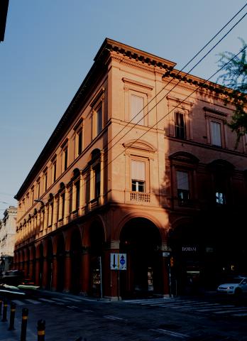 vista dell'edificio sull'angolo fra via farini e piazza cavour