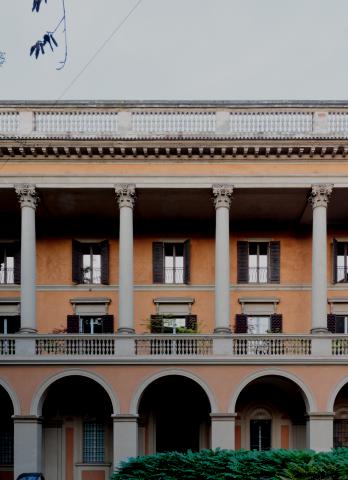 vista frontale dell'edificio dalla piazza