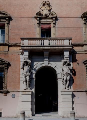 dettaglio della facciata del palazzo con il portale inquadrato dai due atlanti