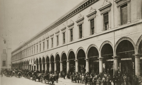 Bologna. Portico Archiginnasio su Piazza Galvani