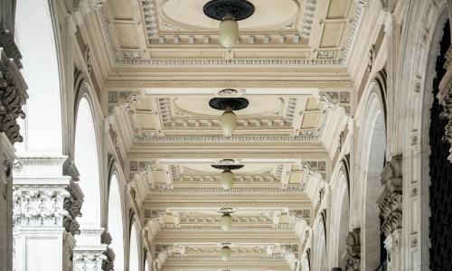 vista interna del portico della palazzo della cassa di risparmio