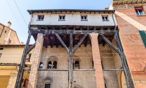 vista della facciata di palazzo isolani