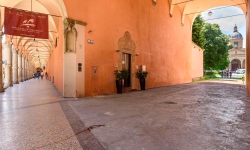 vista del portico del baraccano all'innesto col voltone