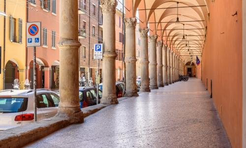 vista del portico del baraccano da sotto