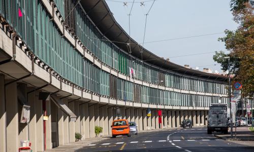 vista della lunga e curva facciata dell'edificio
