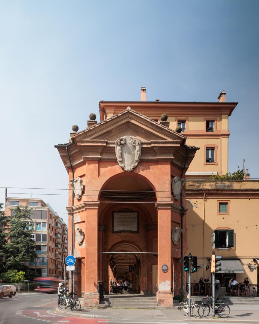 vista dell'arco bonaccorsi da porta saragozza foto 1cinquantesimo