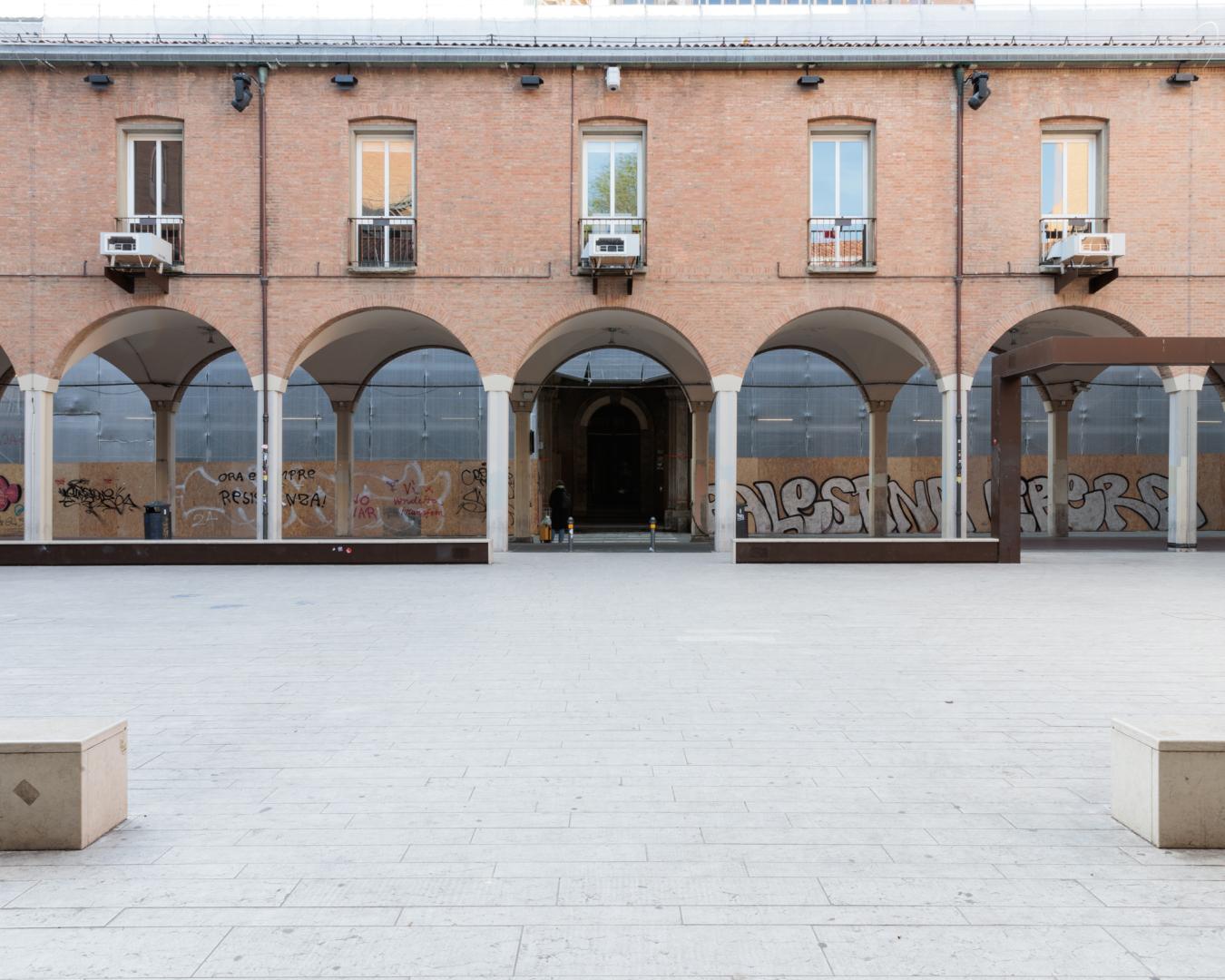 vista del segmento porticato di piazza scaravilli su via zamboni