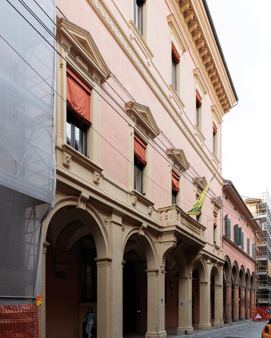 Vista di scorcio della facciata dell'edificio