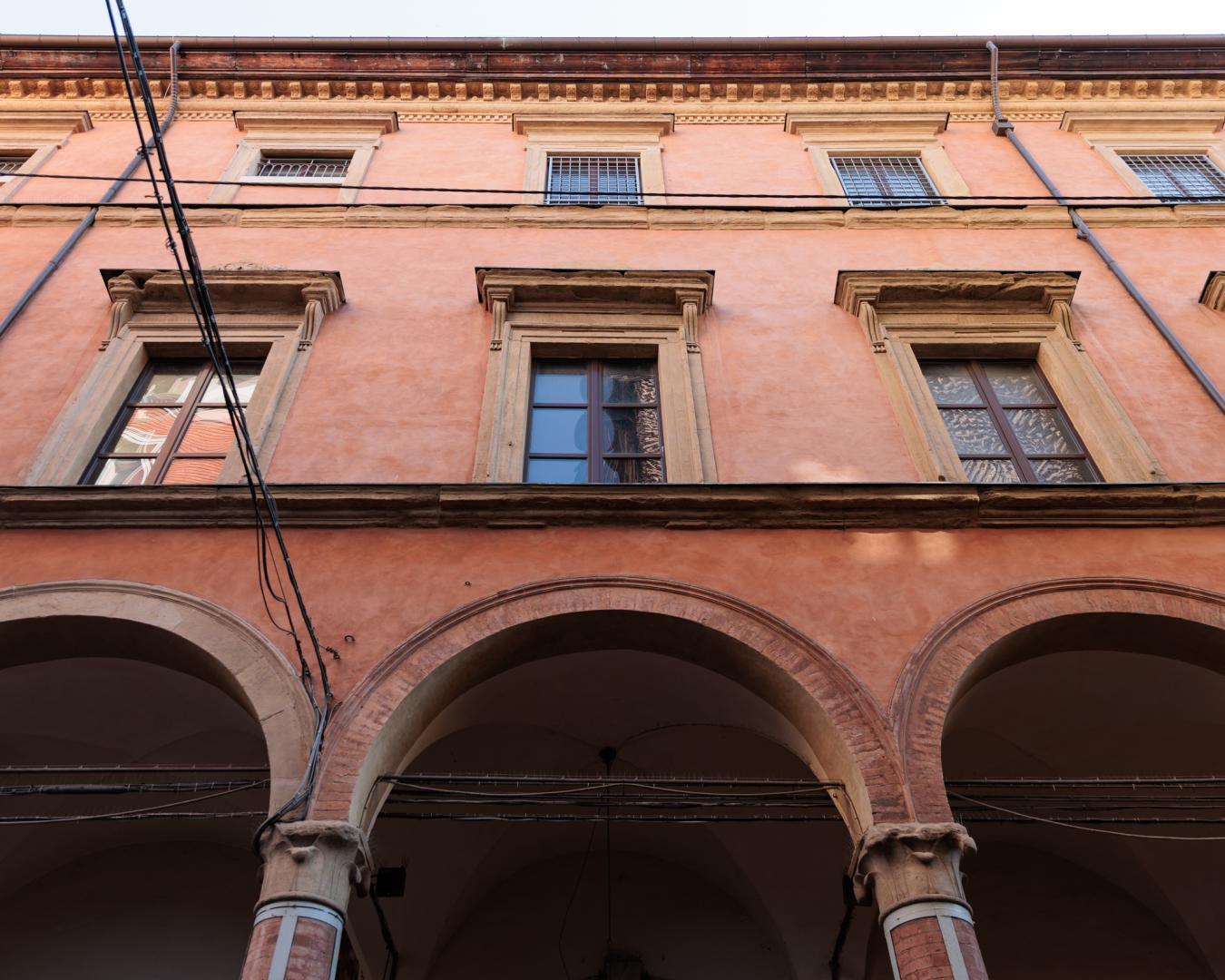 vista di sotto in su della facciata di palazzo fava