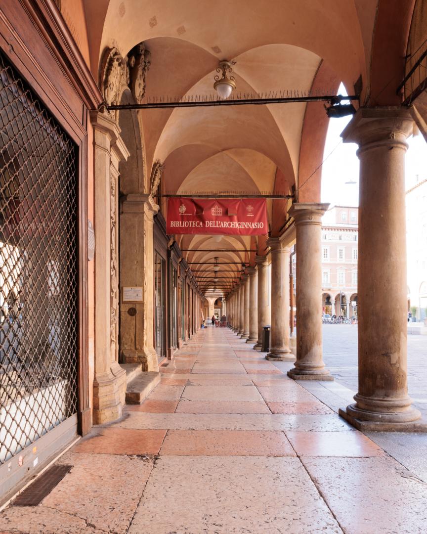 vista del portico da sotto con ingresso della Biblioteca dell'Archiginnasio