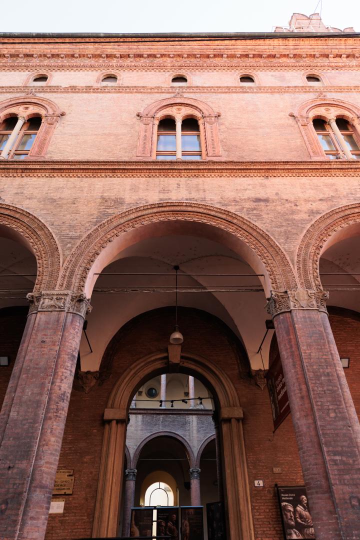 vista di sotto in su di palazzo ghisilardi sede del museo medievale