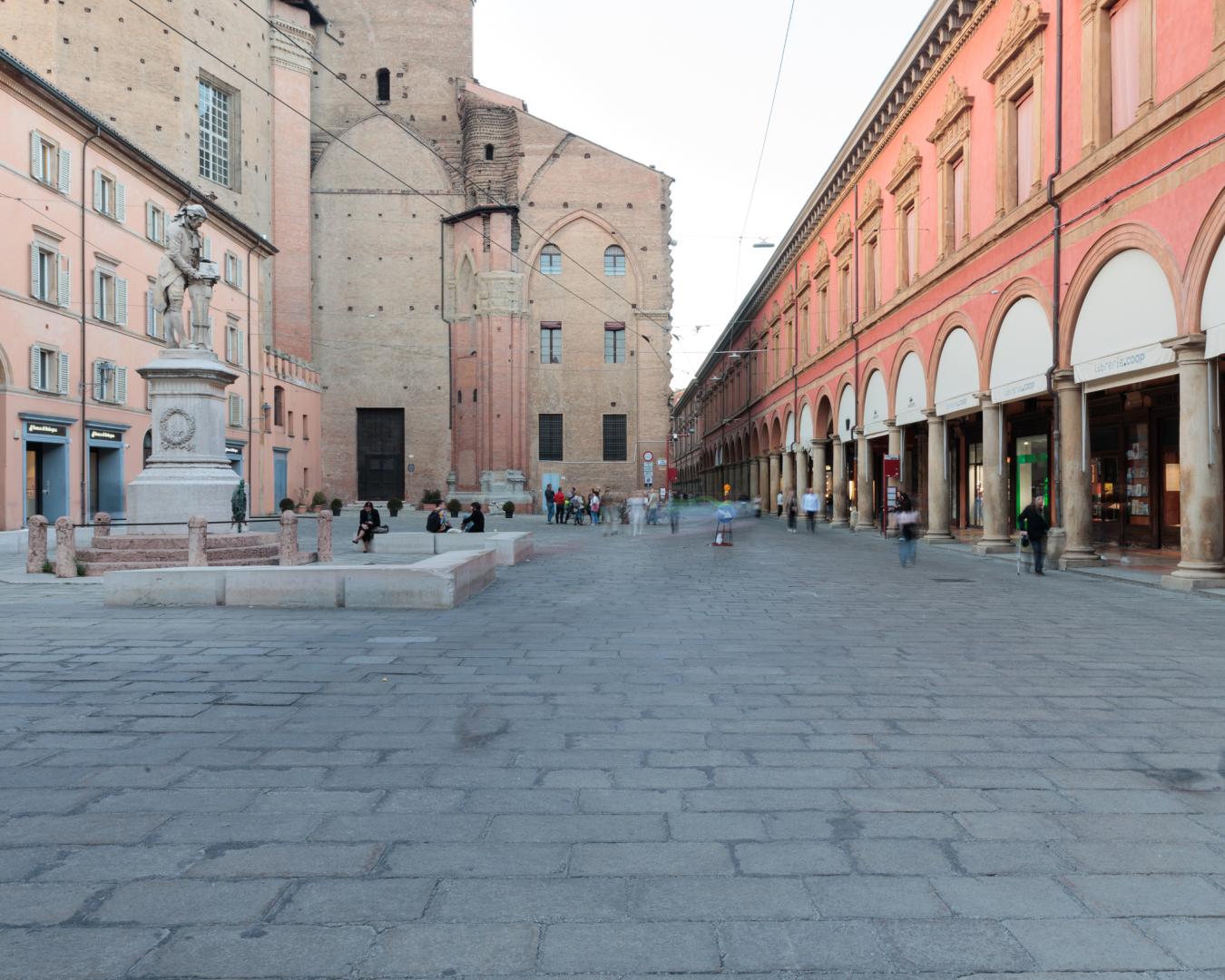 VISTA DELLA PIAZZA VERSO SAN PETRONIO