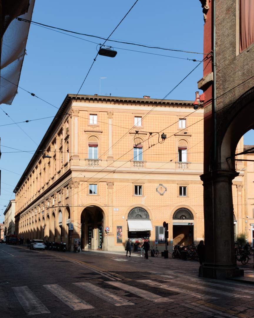 vista del palazzo verso via d'azeglio