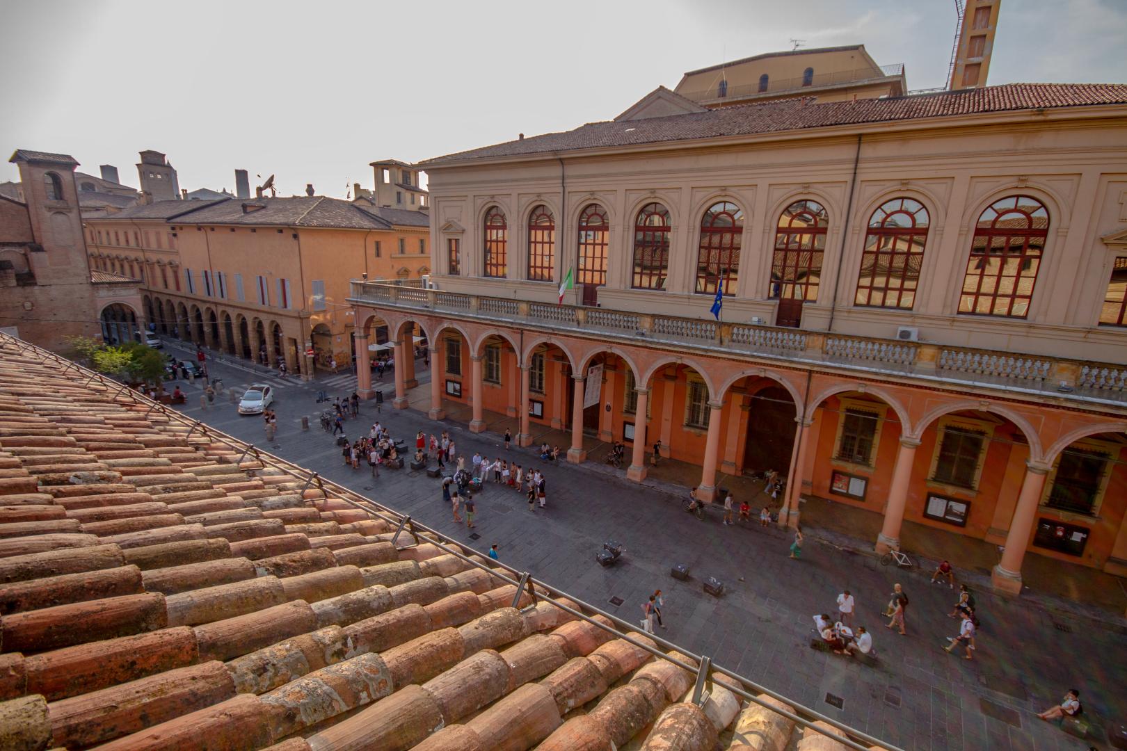 vista dall'alto della facciata del teatro comunale