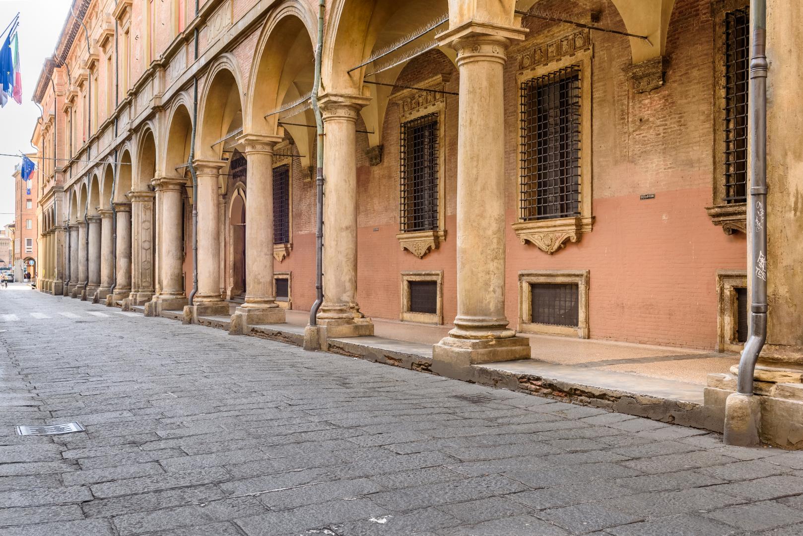 vista del portico di palazzo poggi su via zamboni