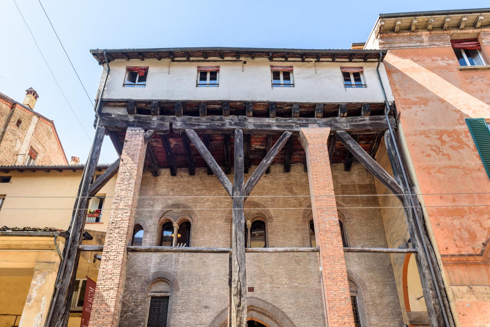 vista della facciata di palazzo isolani