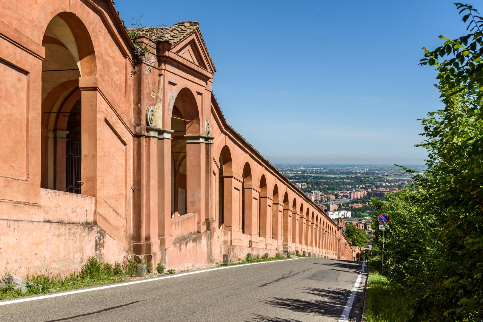 veduta del tratto collinare del portico di san luca di scorcio con Bologna sullo sfondo