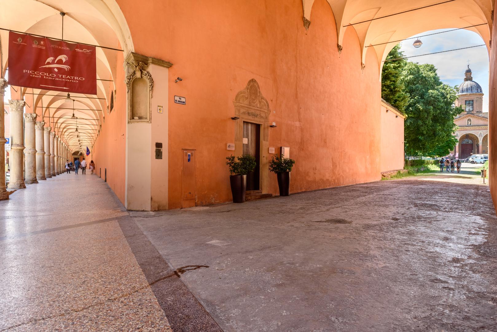 vista del portico del baraccano all'innesto col voltone