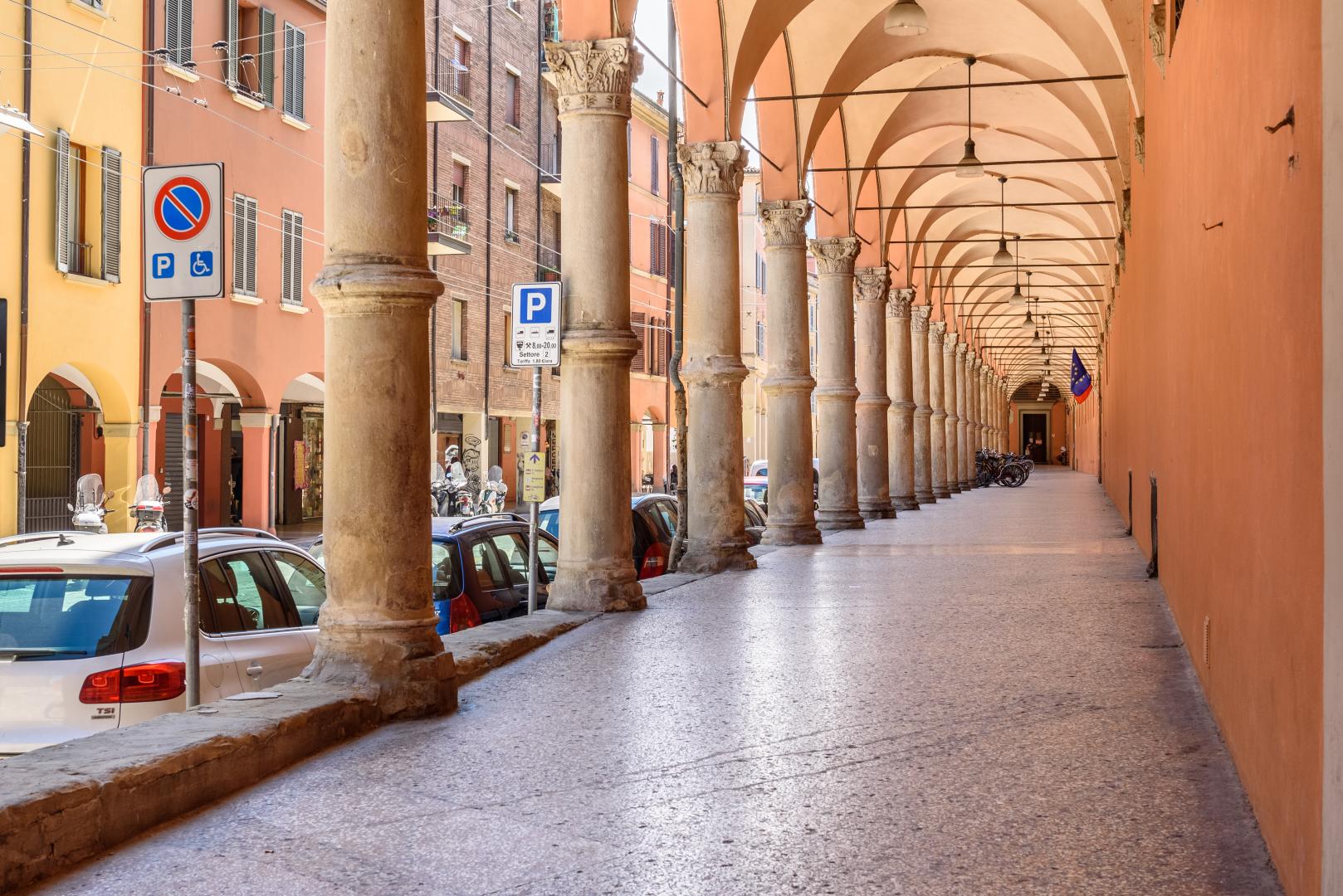 vista del portico del baraccano da sotto