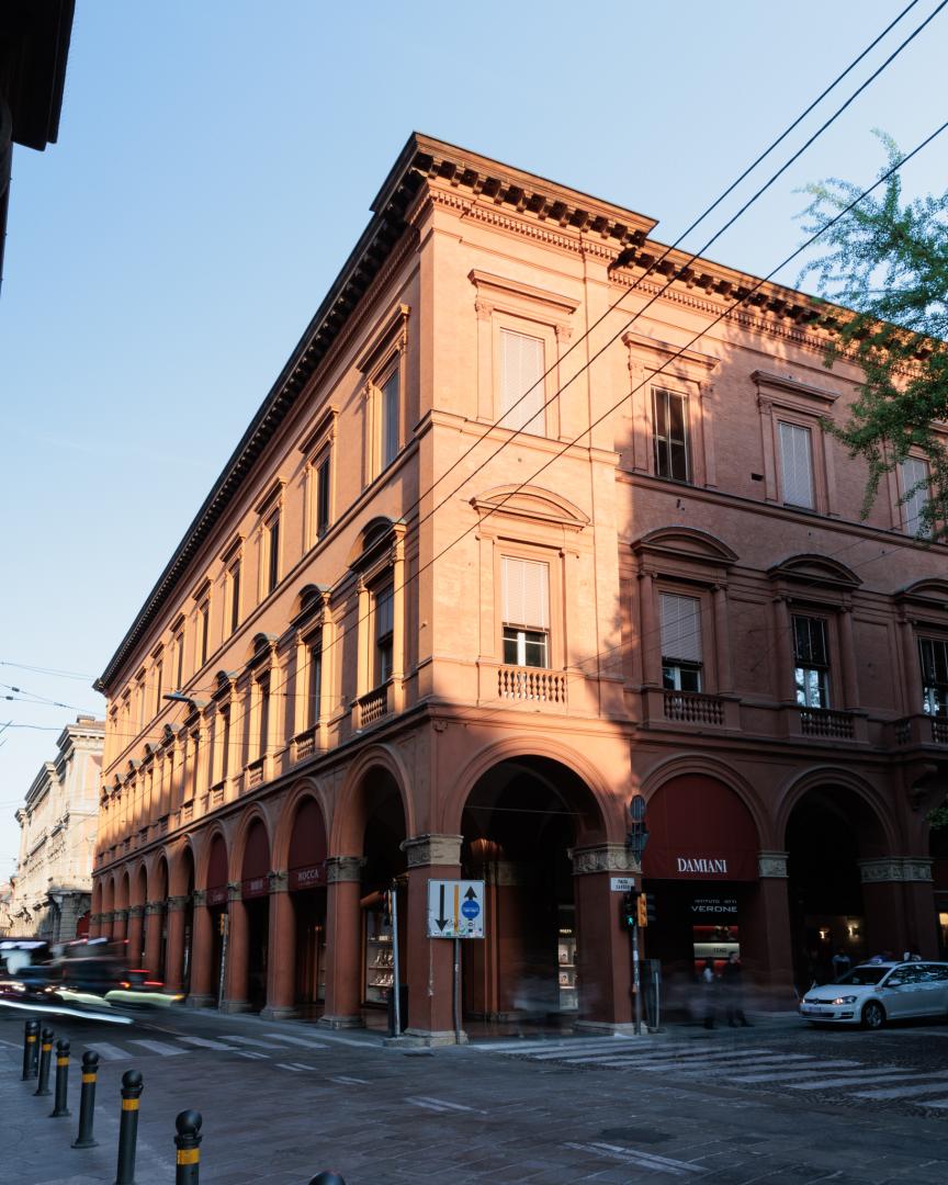 vista dell'edificio sull'angolo fra via farini e piazza cavour