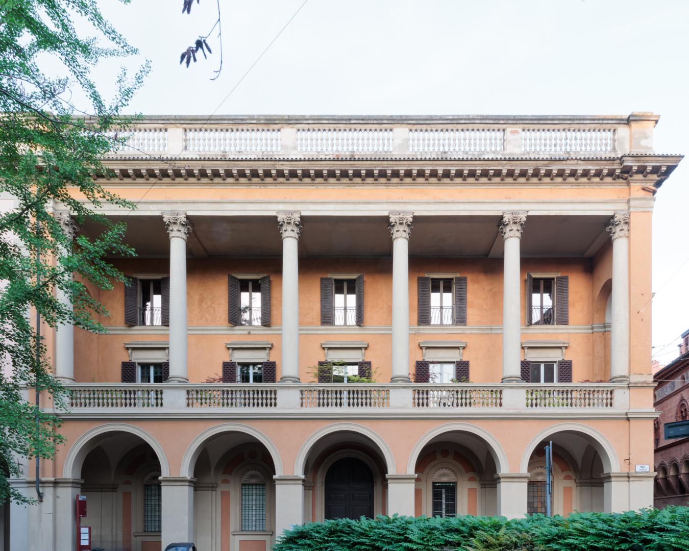 vista frontale dell'edificio dalla piazza