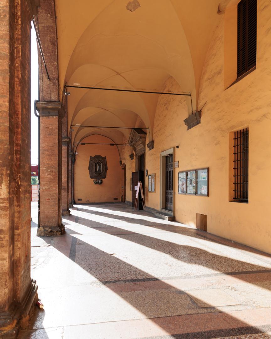 vista del portico del santuario da sotto