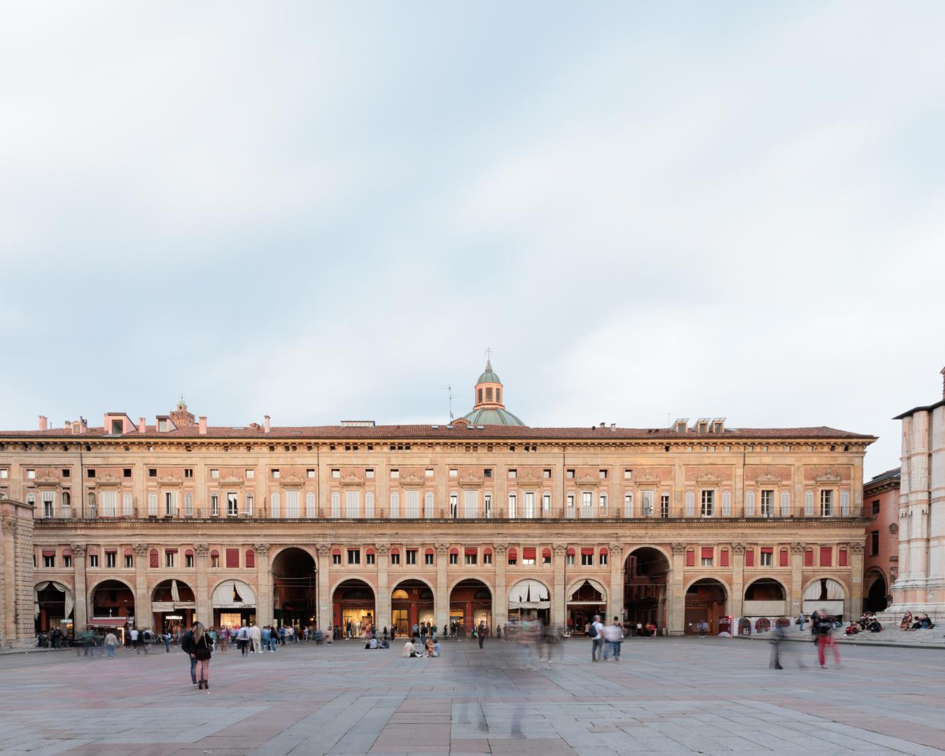 il lungo fronte del palazzo da piazza maggiore