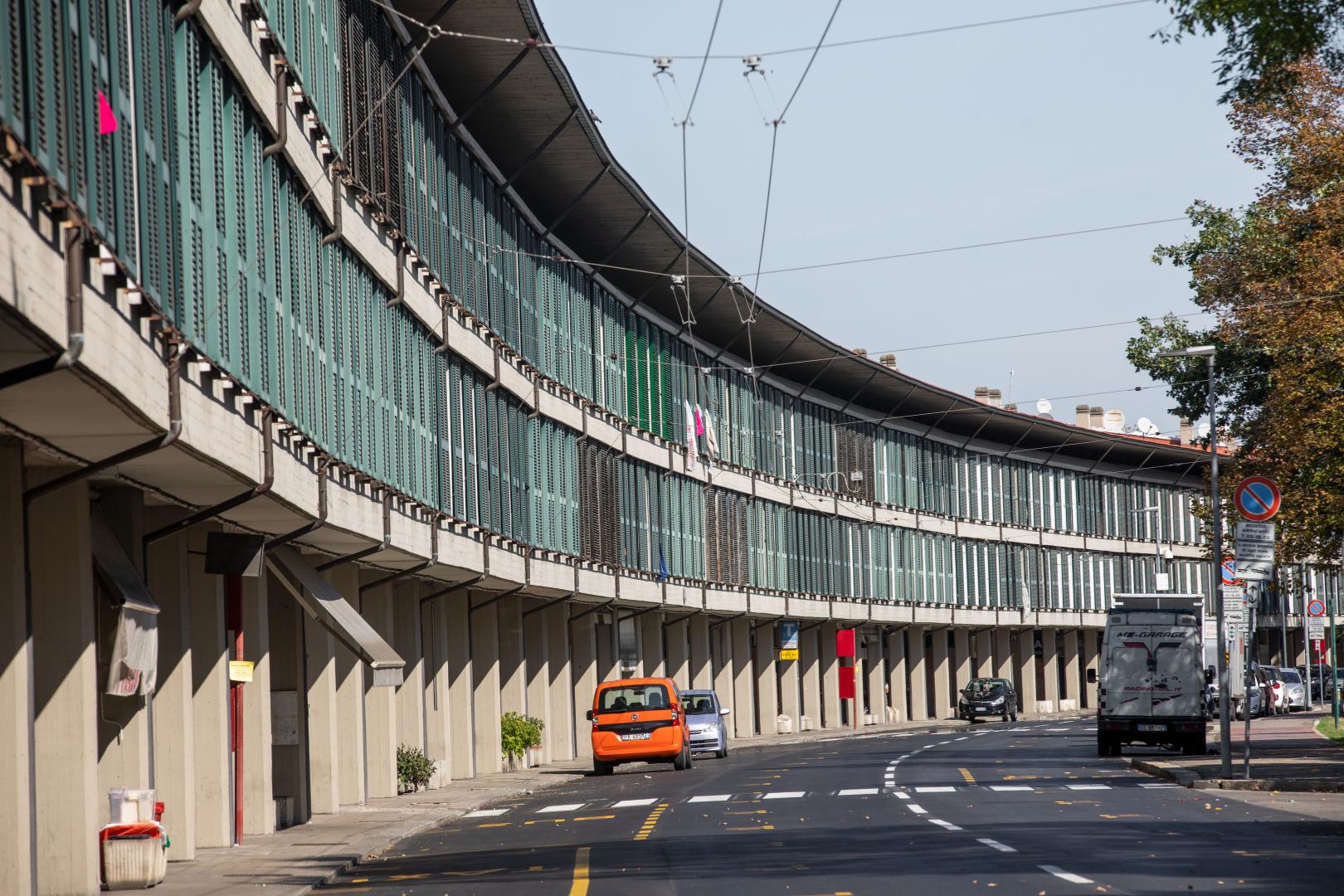 vista della lunga e curva  facciata dell'edificio 