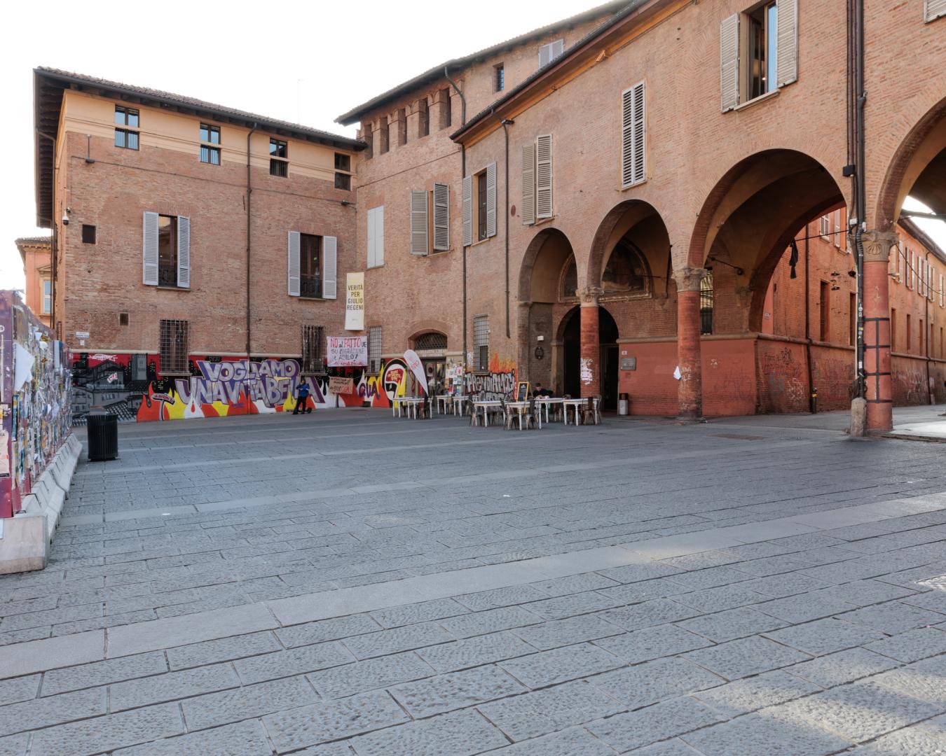 piazza verdi vista da sud con palazzo paleotti sullo sfondo