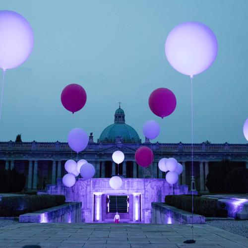 la certosa di notte con l'installazione del Bologna Portici Festival