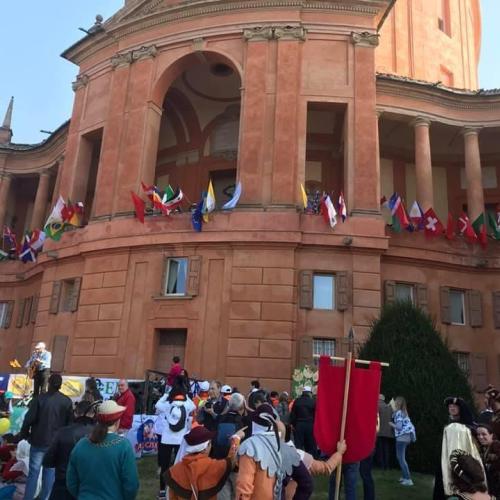 il piazzale antistante la Basilica con la folla dei ragazzi delle scuole