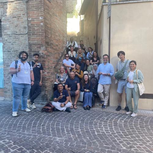 un gruppo di partecipanti in giro per Urbino