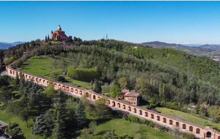 vista aerea del portico sulla collina