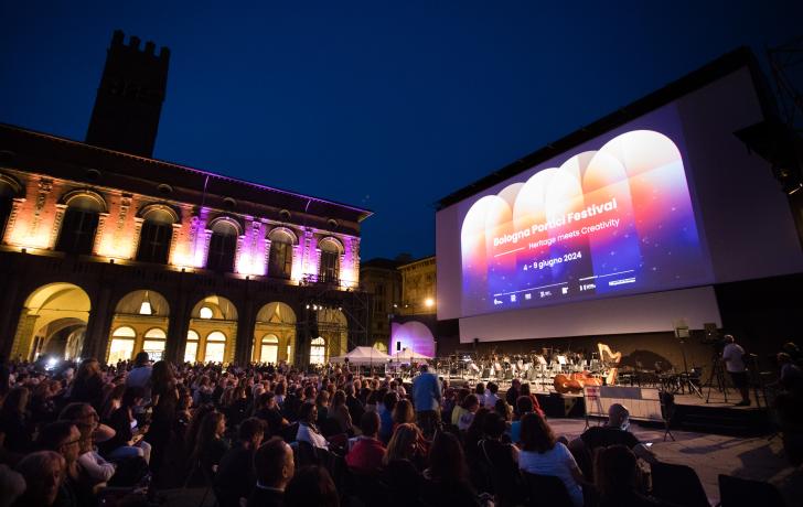 piazza maggiore in notturna con palco del Bologna Portici Festival