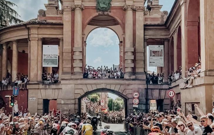 vista del meloncello con folla di persone che guarda passare i ciclisti del Tour