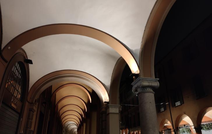portico di notte