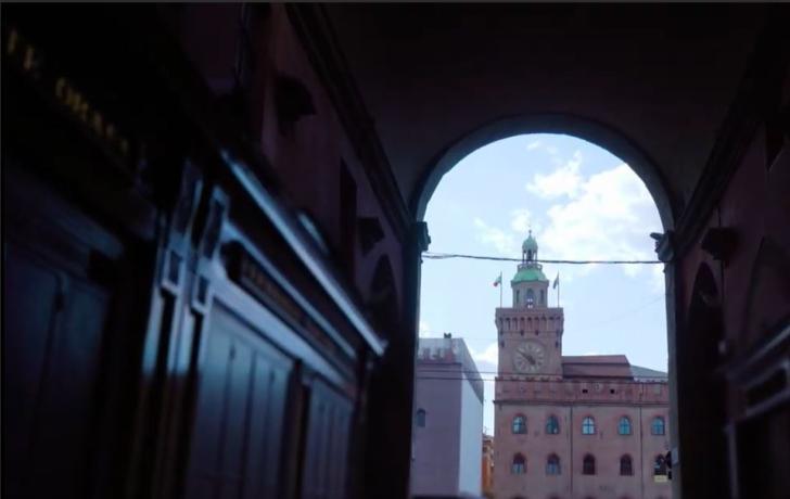 vista della torre dell'Arengo inquadrata da via Clavature