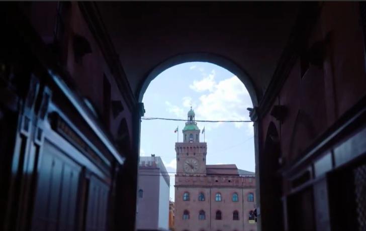vista della torre dell'Arengo inquadrata da via Clavature