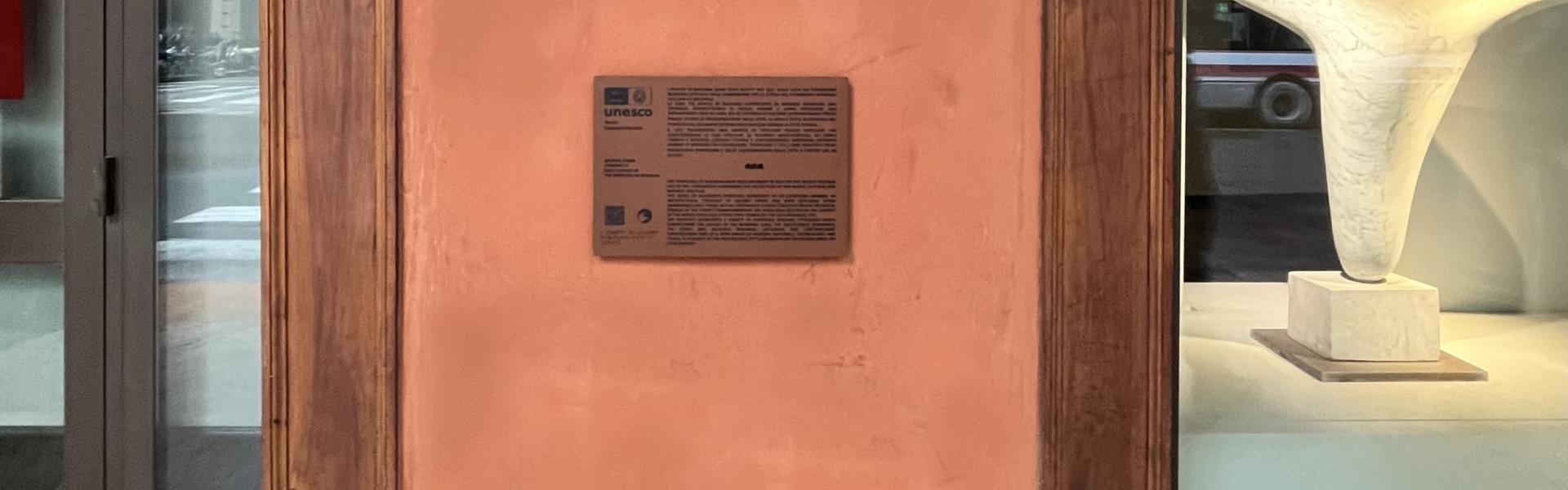 la targa sulla parete di Casa Saraceni